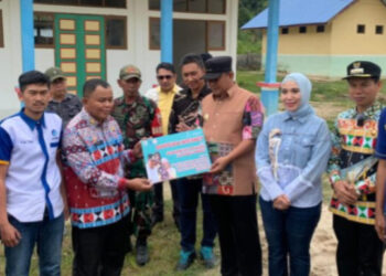 Pj Gubernur Sulbar Serahkan Satu Paket Bantuan Internet Star Link Kabupaten Mamasa