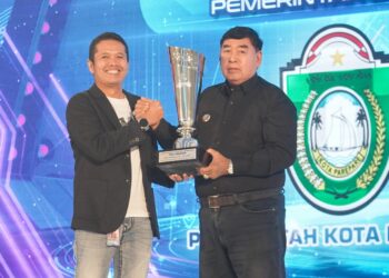 MAKASSAR, MERPOS – Pj Wali Kota Parepare Abdul Hayat Gani angkat piala bergilir dari Bank Indonesia, sebagai QRIS Champion Of The Year 2024.