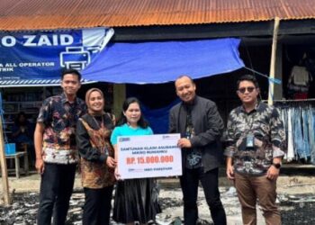 Komitmen BRI KC Sidrap, Serahkan BRI Insurance Klaim Asuransi pada Korban Kebakaran Pasar Dongi Sidrap