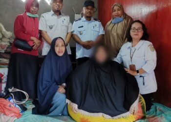 Camat Soreang Bersama Petugas Puskesmas Cempae, Mengantar Warga Penderita Obesitas, ke RSUD Andi Makkasau