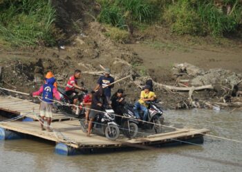 Tinjau Perbaikan Jembatan Bulucenrana, Penjabat Bupati Sidrap Minta Masyarakat Bersabar Tunggu Proses
