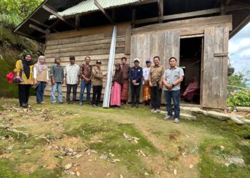 Pemerintah Desa Terasa Serahkan Bantuan kepada Korban Puting Beliung
