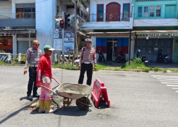 Operasi Keselamatan Pallawa 2025, Sat Lantas Polres Sidrap Bergerak Cepat Tambal Jalan Demi Mencegah Kecelakaan