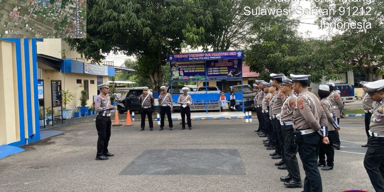 Kasat Lantas Polres Pinrang, IPTU Syarifuddin, saat memberi arahan dijajarannya. (Foto : Ist)