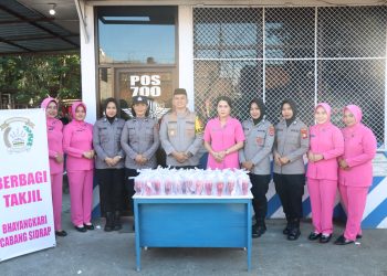 Hari Pertama Ramadhan 1446 H, Bhayangkari dan Polres Sidrap Tebar Kebaikan dengan Berbagi Takjil