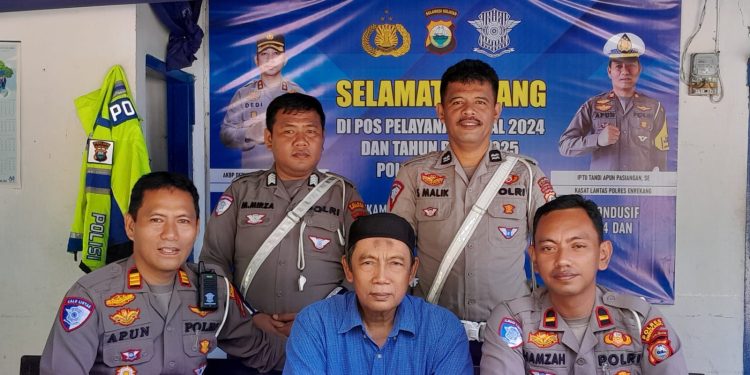 Kasat Lantas Polres Enrekang AKP Tandiapun Pasiangan, S.E (kiri) bersama Jajaran dan Wartawan MERPOS Yudi Hanreng (Tengah)