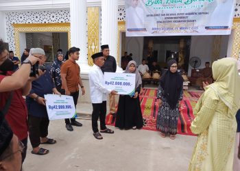 Safari Ramadan di Passeno, Bupati Sidrap Serahkan Santunan BPJS Ketenagakerjaan ke Tiga Penerima