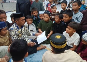 Disambut Hangat Warga, Bupati Sidrap Akrab Bersama Anak-anak di Masjid Husnul Iman Batulappa