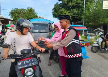 Ramadhan Penuh Berkah, Polres Sidrap dan Bhayangkari Tebarkan Kebaikan, Bagikan Takjil Ke Pengguna Jalan