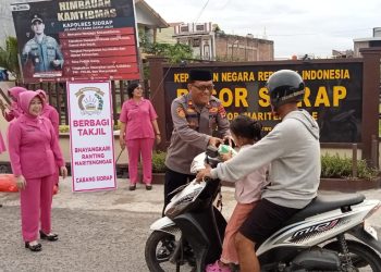 Polsek Maritengngae dan Bhayangkari Berbagi Takjil Buka Puasa ke Warga