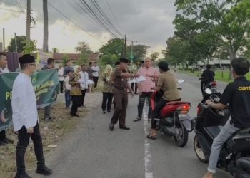 Terus Perkuat Silaturahmi Dengan Masyarakat, Kejari Pidie Jaya Bagikan Ratusan Takjil