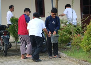 Sobat Aksi Ramadan BUMN 2025, Karyawan BRI Sidrap Bersih-bersih di Ponpes Muammar Gandi