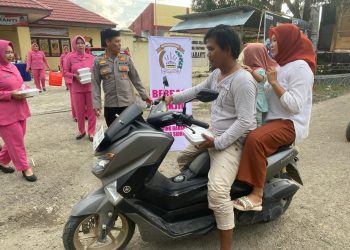 Manisnya Kebersamaan! Polsek Baranti Sajikan Takjil untuk Pengendara