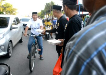 Ormas LKPM Pinrang Bagikan Ratusan Paket Takjil Buka Puasa