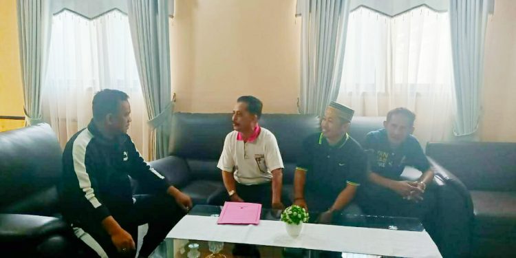 Bupati Luwu, H. Patahudding, S.Ag (kiri) bincang -bincang Dewan Redaksi/Wartawan MERPOS, Gazali Rasyid (Baju putih)