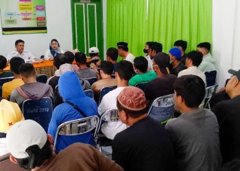 Puluhan Pekerja Sampah Serbu DLHK Majene