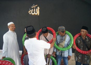 Disponsori PT Utama Group dan Gudang Kaca Community, Bupati Sidrap Serahkan Bantuan Ban ke Tukang Bemor