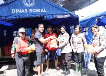 Polwan Turun langsung Bantu Warga Terdampak Banjir di Kebon Jeruk, Ini Tujuannya