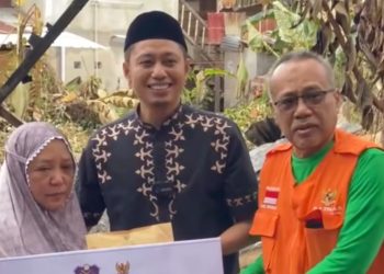 Bupati Enrekang Serahkan Bantuan untuk Korban Kebakaran dan Warga Kurang Mampu