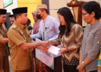 Wali Kota Tasming Hamid Serahkan Insentif Guru Mengaji dan Kader Posyandu Parepare