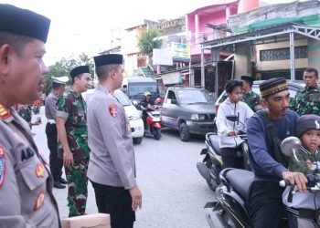 Berbagi di Bulan Penuh Berkah, Kapolres Sidrap dan Dandim 1420 Turun Langsung Bagikan Takjil