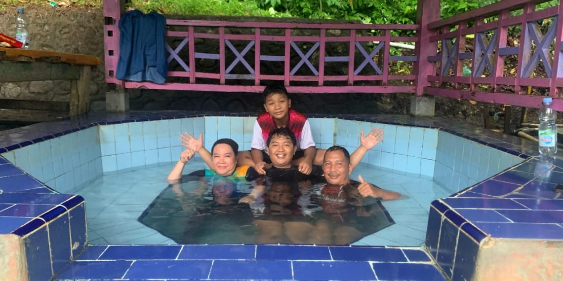 Hj. Elis bersama Suami dan Putranya, sensasi mandi air panas alami Lejja, Kabupaten Soppeng. (Foto : Marno Pawessai)