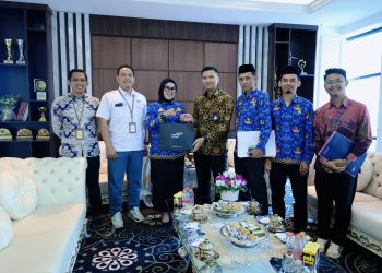 Ketua DPRD Barru Irup HKN, Bupati Andi Ina Serahkan SK Pensiun PNS dan Santunan