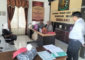 Polsek Enrekang Serahkan Tersangka Pencurian Kabel Tower Telkomsel ke Kejaksaan