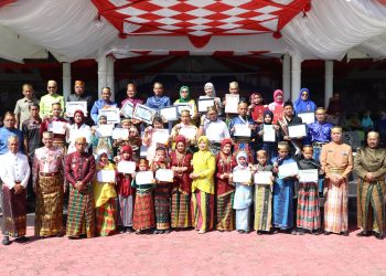 Semangat Kebhinekaan Warnai Upacara Hardiknas di Sidrap, Kapolres Ikut Tampil Berbusana Adat