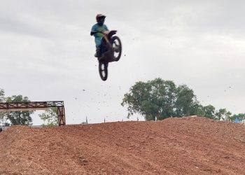Dipadati Ribuan Penonton, Kejurda Seri 2 MARADONA Grasstrack dan Motocross Dibuka Bupati Sidrap