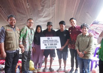 Bupati Enrekang  Salurkan Bantuan untuk Korban Kebakaran dan Warga Kurang Mampu