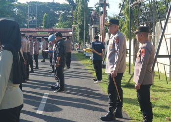 Kapolres Pinrang Lakukan Pengecekan Disiplin Personel Saat Apel Pagi