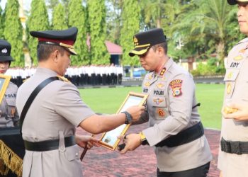 Kapolda Sulsel Anugerahkan Penghargaan untuk Kapolres dan Personel Polres Sidrap atas Prestasi Gemilang