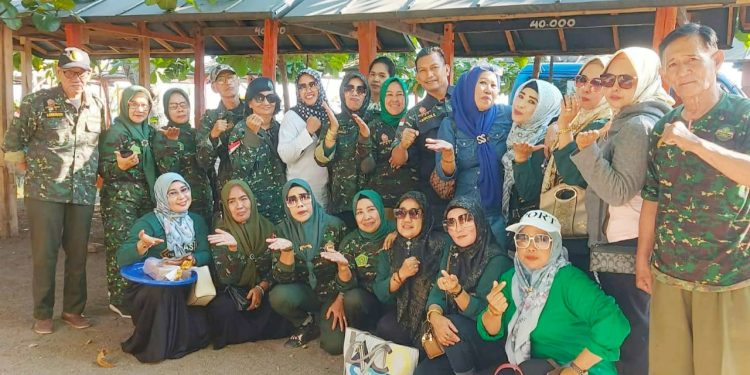 Kostum HIPAKAD merupakan Anggota, hingga kini diantaranya DPC Parepare yang masih Sayang Ibu Orva (kelima dari kiri), di Pantai Lumpue, Ahad (20/7/2025)