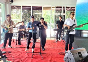 Tampil Bersama AH Band Pinrang, Gubernur Kaltara Tontonkan Kepiawaiannya Menggebuk drum dan Nyanyukan Sebuah Lagu
