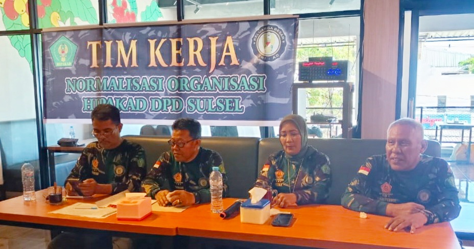 TKN dari kiri, Herman Tandek (Sekretaris), Achmad Hamjan (Ketua), Syatriwahyuni (Bendahara) dan H.Syarifuddin (Anggota)