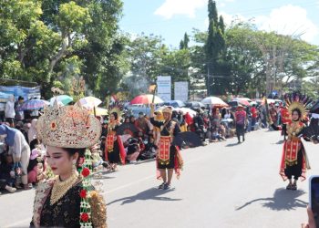 Warga Padati Jalan Saksikan Karnaval HUT RI di Panca Rijang