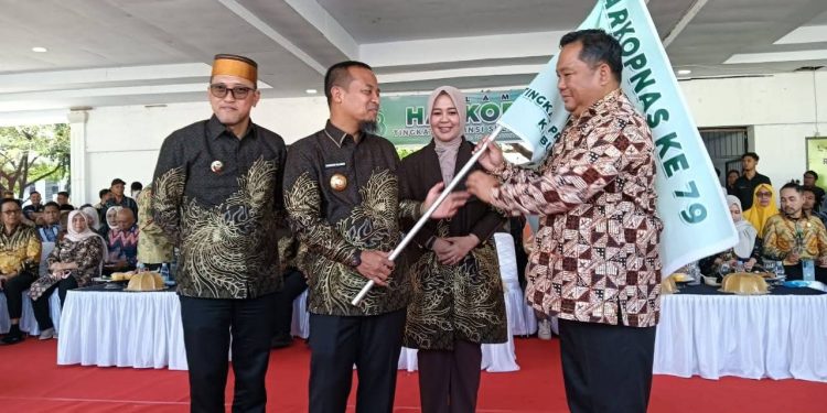 Gubernur Sulawesi Selatan Andi Sudirman Sulaiman didampingi Bupati Jeneponto, menyerahkan Pataka ke Kadisdagkop & UKM Lutim Senfry Oktavianus