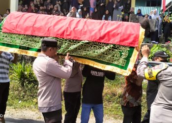 Kapolsek Duampanua Irup Persemayaman Jenazah Purnawirawan AKP Turisno, di Pakoro