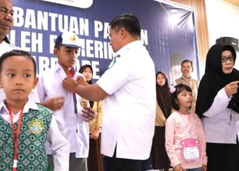 TSM Realisasikan Janji Politik, Serahkan Ribuan Seragam Sekolah Gratis untuk Pelajar di Parepare