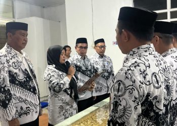 Ketua PGRI Sidrap Pimpin Pelantikan Lima Pengurus Cabang