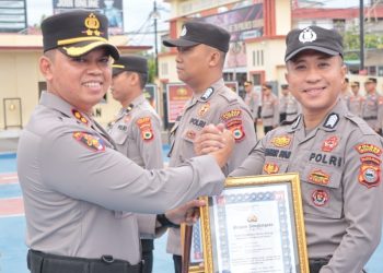 Harumkan Citra Polri, Kapolres Sidrap Ganjar Penghargaan Kepada Personelnya