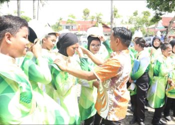 Lepas Tim Marching Band SMPN 1 ke Ajang Provinsi, Bupati Syaharuddin: Tampil Full Power dan Percaya Diri!