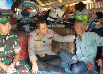 Wujud Peduli, Kapolres – Dandim Sidrap Beri Bantuan Kambing Untuk Pak Amir