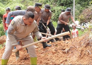 Gerak Cepat, Polres Sidrap Terjun Perbaiki Akses Jalan Longsor Di Desa Leppangeng