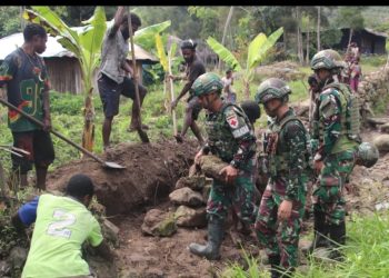 Sinergi Tanpa Batas: Satgas Yonif 521/DY dan Warga Walesi Sulap Lingkungan Jadi Asri