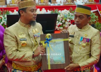 Gubernur Sudirman Sulaiman Serahkan Bantuan Rp15 M untuk Pemkab Sidrap