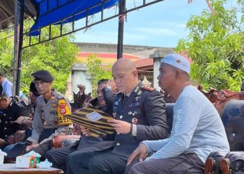 Kapolres Pinrang Pimpin Upacara Pemakaman Briptu DP, Kapolda Sulsel Serahkan Santunan, di Pincara Patampanua