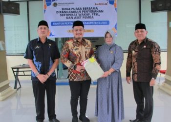 Rangkaikan Buka Puasa Bersama, Kantor Pertanahan Luwu Serahkan Sertipikat Wakaf dan PTSL