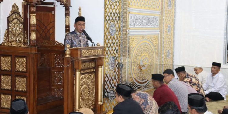 Bupati Syaharuddin Sampaikan Pesan Zakat dan Sedekah saat Tarawih di Pitu Riawa